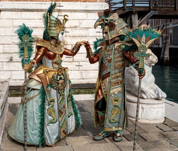 Die Kostümierten des venezianischen Karnevals vor dem Arsenale von Venedig.