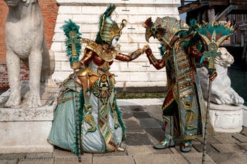 Die Kostümierten des venezianischen Karnevals vor dem Arsenale von Venedig.