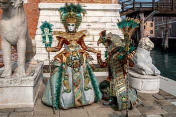 Die Kostümierten des venezianischen Karnevals vor dem Arsenale von Venedig.