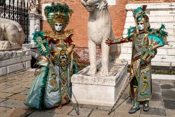 Die Kostümierten des venezianischen Karnevals vor dem Arsenale von Venedig.