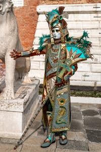 Die Kostümierten des venezianischen Karnevals vor dem Arsenale von Venedig.