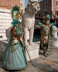 Die Kostümierten des venezianischen Karnevals vor dem Arsenale von Venedig.