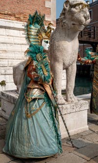 Die Kostümierten des venezianischen Karnevals vor dem Arsenale von Venedig.