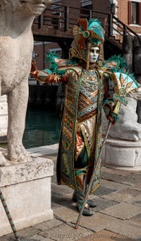 Die Kostümierten des venezianischen Karnevals vor dem Arsenale von Venedig.