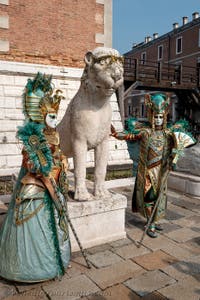 Die Kostümierten des venezianischen Karnevals vor dem Arsenale von Venedig.