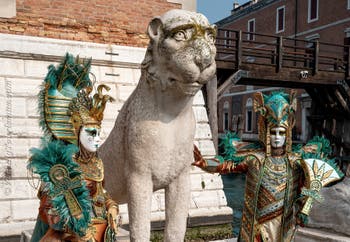 Die Kostümierten des venezianischen Karnevals vor dem Arsenale von Venedig.