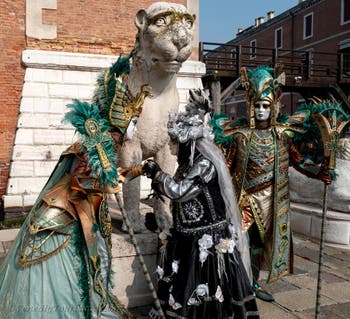 Die Kostümierten des venezianischen Karnevals vor dem Arsenale von Venedig.