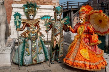 Die Kostümierten des venezianischen Karnevals vor dem Arsenale von Venedig.