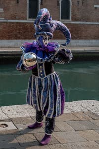 Die Kostümierten des venezianischen Karnevals vor dem Arsenale von Venedig.