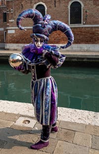 Die Kostümierten des venezianischen Karnevals vor dem Arsenale von Venedig.