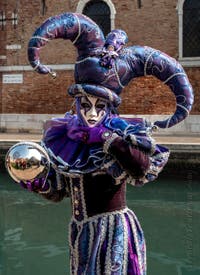 Die Kostümierten des venezianischen Karnevals vor dem Arsenale von Venedig.