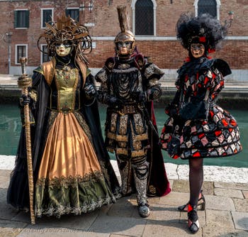 Die Kostümierten des venezianischen Karnevals vor dem Arsenale von Venedig.