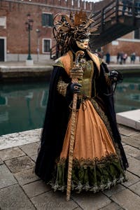 Die Kostümierten des venezianischen Karnevals vor dem Arsenale von Venedig.