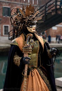 Die Kostümierten des venezianischen Karnevals vor dem Arsenale von Venedig.