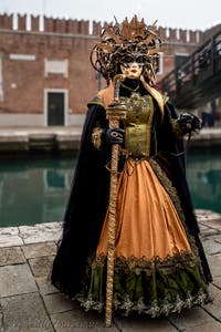 Die Kostümierten des venezianischen Karnevals vor dem Arsenale von Venedig.