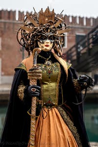 Die Kostümierten des venezianischen Karnevals vor dem Arsenale von Venedig.