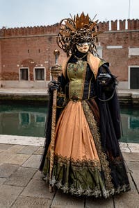 Die Kostümierten des venezianischen Karnevals vor dem Arsenale von Venedig.