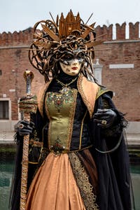 Die Kostümierten des venezianischen Karnevals vor dem Arsenale von Venedig.