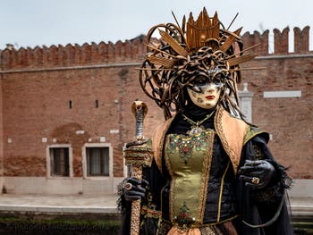 Die Kostümierten des venezianischen Karnevals vor dem Arsenale von Venedig.