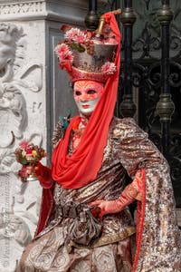 Die Kostümierten des venezianischen Karnevals vor dem Arsenale von Venedig.