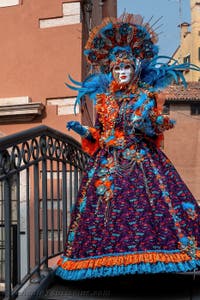 Die Kostümierten des venezianischen Karnevals vor dem Arsenale von Venedig.