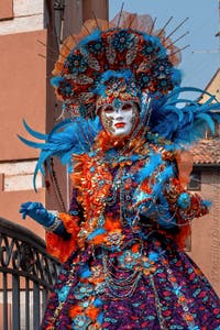 Die Kostümierten des venezianischen Karnevals vor dem Arsenale von Venedig.