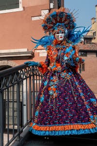 Die Kostümierten des venezianischen Karnevals vor dem Arsenale von Venedig.