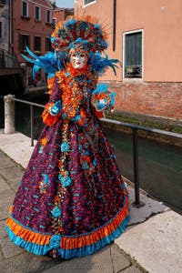 Die Kostümierten des Karnevals in Venedig auf dem Campo San Martin.