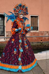 Die Kostümierten des Karnevals in Venedig auf dem Campo San Martin.