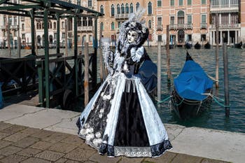 Die Kostümierten des venezianischen Karnevals vor der Madonna della Salute.