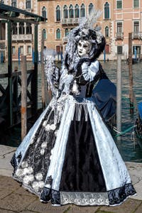 Die Kostümierten des venezianischen Karnevals vor der Madonna della Salute.