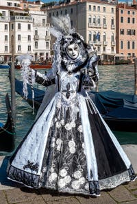 Die Kostümierten des venezianischen Karnevals vor der Madonna della Salute.