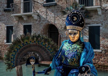 Die Kostümierten des venezianischen Karnevals vor der Madonna della Salute.