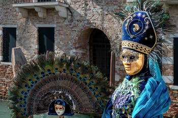 Die Kostümierten des venezianischen Karnevals vor der Madonna della Salute.