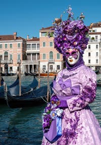 Die Kostümierten des venezianischen Karnevals vor der Madonna della Salute.