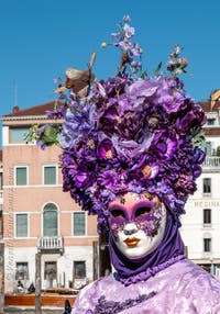 Die Kostümierten des venezianischen Karnevals vor der Madonna della Salute.