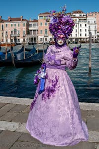 Die Kostümierten des venezianischen Karnevals vor der Madonna della Salute.