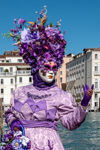 Die Kostümierten des venezianischen Karnevals vor der Madonna della Salute.