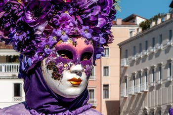 Die Kostümierten des venezianischen Karnevals vor der Madonna della Salute.