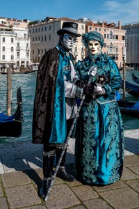 Die Kostümierten des venezianischen Karnevals vor der Madonna della Salute.