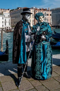 Die Kostümierten des venezianischen Karnevals vor der Madonna della Salute.