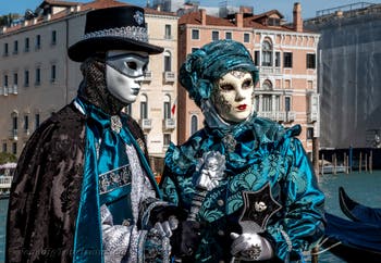 Die Kostümierten des venezianischen Karnevals vor der Madonna della Salute.