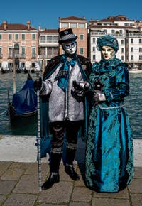 Die Kostümierten des venezianischen Karnevals vor der Madonna della Salute.