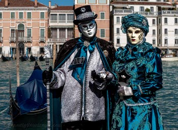 Die Kostümierten des venezianischen Karnevals vor der Madonna della Salute.