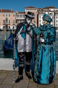 Die Kostümierten des venezianischen Karnevals vor der Madonna della Salute.