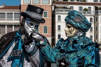 Die Kostümierten des venezianischen Karnevals vor der Madonna della Salute.