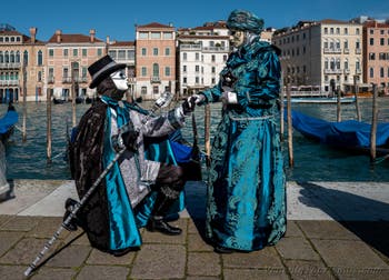 Die Kostümierten des venezianischen Karnevals vor der Madonna della Salute.