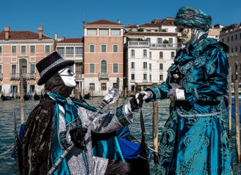 Die Kostümierten des Karnevals in Venedig vor der Kirche Madonna della Salute.