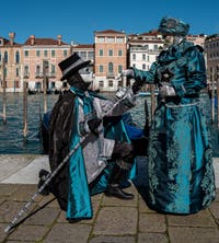 Die Kostümierten des venezianischen Karnevals vor der Madonna della Salute.