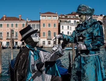 Die Kostümierten des venezianischen Karnevals vor der Madonna della Salute.